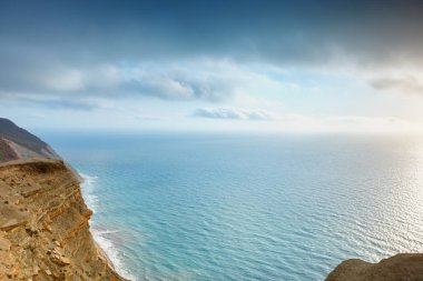 Dağlar ve deniz manzara mavi gökyüzü ile. Karadeniz, Rusya Federasyonu.