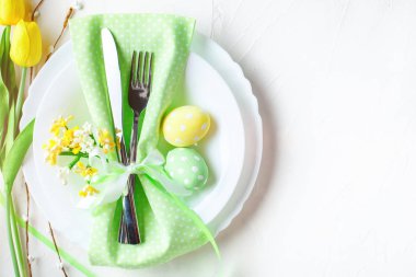 Mutlu Paskalyalar. Paskalya arkaplanını tebrik ederim. Paskalya yumurtası ve çiçekleri.