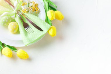 Mutlu Paskalyalar. Paskalya arkaplanını tebrik ederim. Paskalya yumurtası ve çiçekleri.