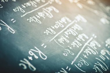 Tebeşir elektrik akımı için fiziksel formül tarafından yazılmış yönetim kurulu.