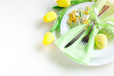 Mutlu Paskalyalar. Paskalya arkaplanını tebrik ederim. Paskalya yumurtası ve çiçekleri.