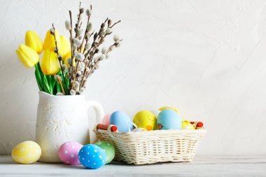 Mutlu Paskalyalar. Paskalya arkaplanını tebrik ederim. Paskalya yumurtası ve çiçekleri.