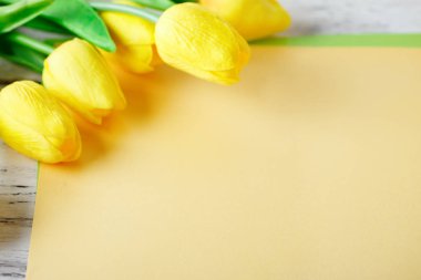 Mutlu Paskalyalar. Paskalya arkaplanını tebrik ederim. Paskalya yumurtası ve çiçekleri.