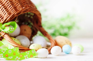 Mutlu Paskalyalar. Paskalya arkaplanını tebrik ederim. Paskalya yumurtası ve çiçekleri.