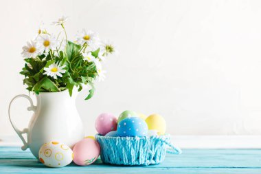 Mutlu Paskalyalar. Paskalya arkaplanını tebrik ederim. Paskalya yumurtası ve çiçekleri.