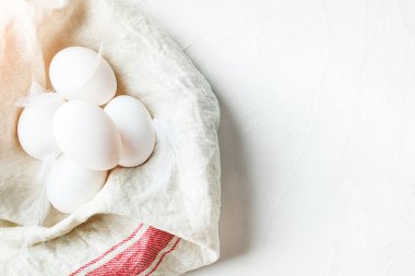 Mutlu Paskalyalar. Paskalya arkaplanını tebrik ederim. Paskalya yumurtası ve çiçekleri.