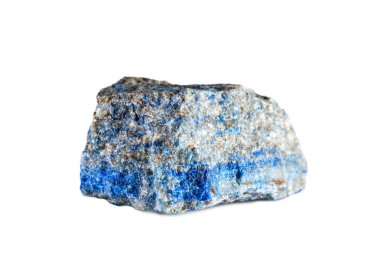 Makro doğal gemstone çekim. Ham mineral lazurite. Pakistan. Yalıtılmış nesne üzerinde beyaz bir arka plan.