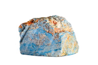 Makro doğal gemstone çekim. Ham mineral dumortierite. Madagaskar. Yalıtılmış nesne üzerinde beyaz bir arka plan.