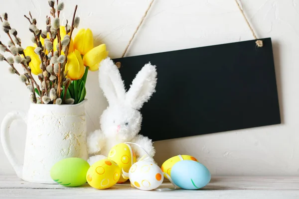 Veselé velikonoce. Gratulací velikonoční pozadí. Velikonoční vajíčka a králík. — Stock fotografie