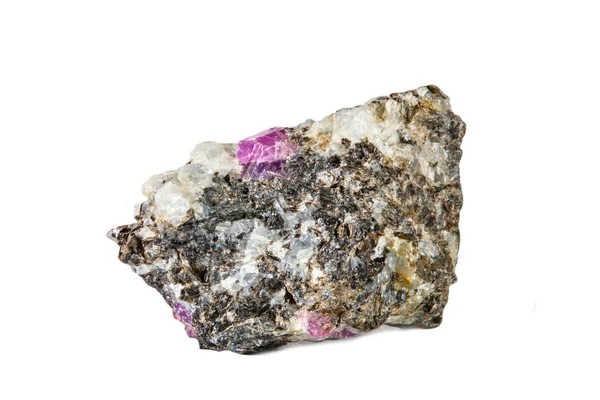 Makro-fotografering av naturlig ädelsten. Rå mineral ruby i Albit. Karelen. Isolerade objekt på en vit bakgrund. — Stockfoto