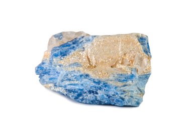 Makro doğal gemstone çekim. Ham maden siyanür, Brezilya. Yalıtılmış nesne üzerinde beyaz bir arka plan.