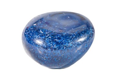 Makro doğal gemstone çekim. Mineral mavi akik, Brezilya. Yalıtılmış nesne üzerinde beyaz bir arka plan.