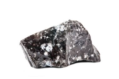 Makro doğal gemstone çekim. Obsidyen, Endonezya ham mineraldir. Yalıtılmış nesne üzerinde beyaz bir arka plan.