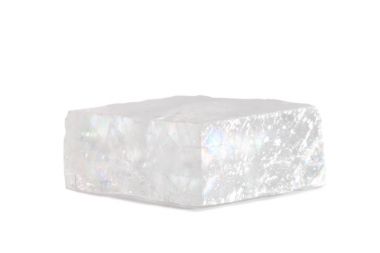 Makro doğal gemstone çekim. Ham maden İzlanda spar, Brezilya. Yalıtılmış nesne üzerinde beyaz bir arka plan.