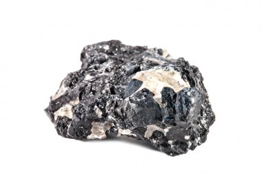 Makro doğal gemstone çekim. Ham maden Siyah Turmalin, Madagaskar. Yalıtılmış nesne üzerinde beyaz bir arka plan.