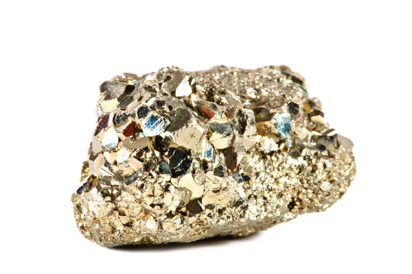 Λήψη macro από πολύτιμες πέτρες. Το ακατέργαστο ορυκτό είναι σιδηροπυρίτη, Κίνα. Απομονωμένο αντικείμενο σε λευκό φόντο. — Φωτογραφία Αρχείου