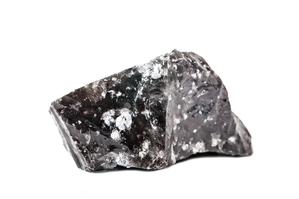 Makro-fotografering av naturlig ädelsten. Rå mineral är obsidian, Indonesien. Isolerade objekt på en vit bakgrund. — Stockfoto