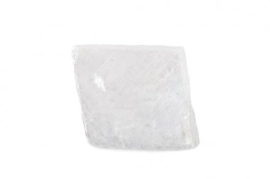 Makro doğal gemstone çekim. Ham maden İzlanda spar, Brezilya. Yalıtılmış nesne üzerinde beyaz bir arka plan.