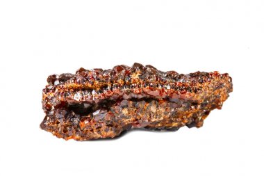 Makro doğal gemstone çekim. Ham maden Lal andradite. Yalıtılmış nesne üzerinde beyaz bir arka plan.