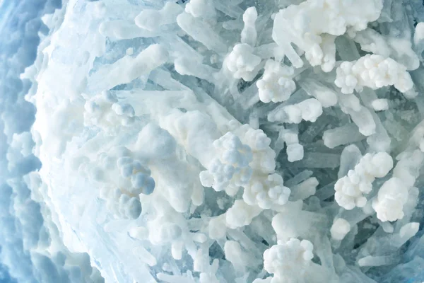 Macro-opnamen van Druzes van zout. Druzes van kristallen van zout. Structuur van minerale. — Stockfoto