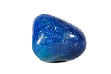 Makro doğal gemstone çekim. Mineral mavi akik, Brezilya. Yalıtılmış nesne üzerinde beyaz bir arka plan.
