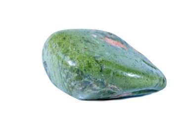 Makro doğal gemstone çekim. Ham maden unakite, Güney Afrika. Yalıtılmış nesne üzerinde beyaz bir arka plan.