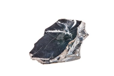 Makro doğal gemstone çekim. Ham mineral shungite. Yalıtılmış nesne üzerinde beyaz bir arka plan.