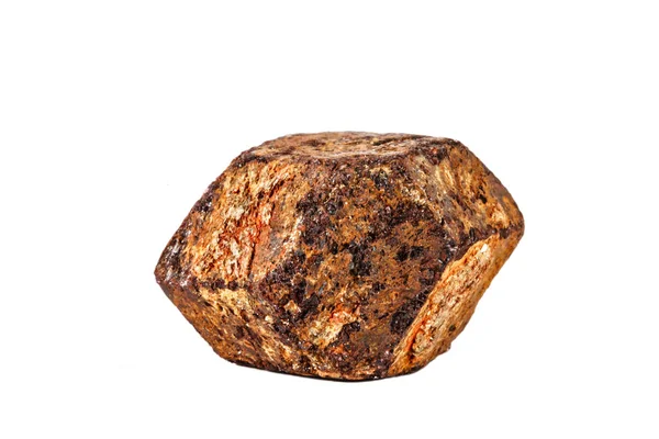 Makro-fotografering av naturlig ädelsten. Rå mineral är garnet, Madagaskar. Isolerade objekt på en vit bakgrund. — Stockfoto