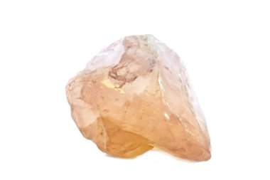 Makro doğal gemstone çekim. Ham maden kuvars yükseldi. Yalıtılmış nesne üzerinde beyaz bir arka plan.