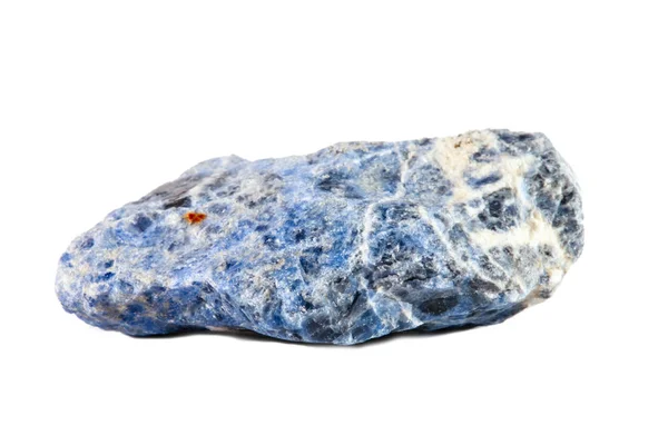 Λήψη macro από πολύτιμες πέτρες. Ακατέργαστο ορυκτό σοδάλιθο, Νότια Αφρική. Απομονωμένο αντικείμενο σε λευκό φόντο. — Φωτογραφία Αρχείου
