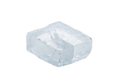 Makro doğal gemstone çekim. Ham maden İzlanda spar, Brezilya. Yalıtılmış nesne üzerinde beyaz bir arka plan.