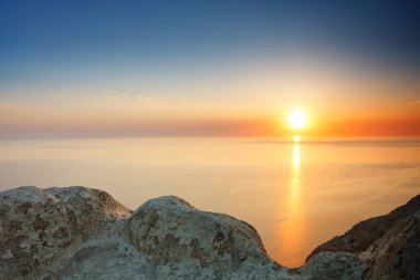 Dağın günbatımı manzara. Turizm, seyahat, deniz arka plan.