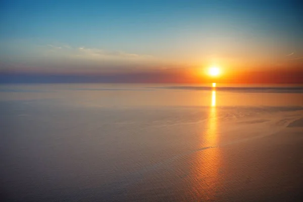 Vista del atardecer desde la cima de la montaña. Turismo, viajes, fondo marino . — Foto de Stock