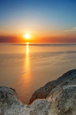 Dağın günbatımı manzara. Turizm, seyahat, deniz arka plan.