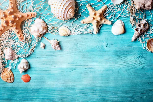 Concepto de hora de verano con conchas marinas y estrellas de mar en tablas de madera azul. Descansa en la playa. Fondo con espacio de copia — Foto de Stock
