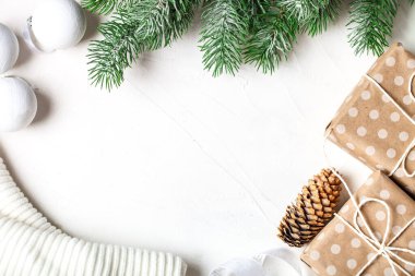 Mutlu Noeller ve mutlu yıllar. Kartpostallı bir model ve beyaz arka planda bir Noel ağacı dalları. Fotokopi alanı olan bir arka plan. Seçici odaklanma. Üst Manzara. Noel arkaplanı.