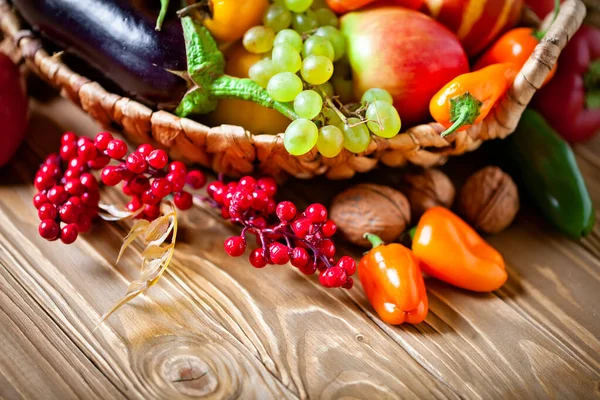 Meja, dihiasi dengan sayuran dan buah-buahan. Festival Panen. Selamat hari Thanksgiving. Latar belakang musim gugur. Fokus selektif. — Stok Foto