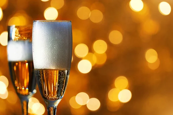 Två glas champagne på en suddig bakgrund. Firande koncept. Selektivt fokus. Bakgrund med kopieringsutrymme. — Stockfoto