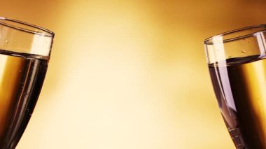 İki şampanya bardağıyla kadeh kaldırma hareketi. Hd.