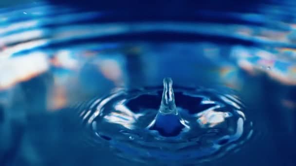 Kapky vody padají. Zpomalený pohyb — Stock video