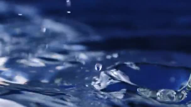 Csepp víz esés legyőz. Lassú mozgás — Stock videók