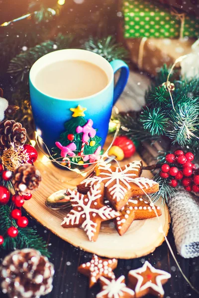 En kopp varm kakao och julkakor på bakgrunden av julkransar. God jul och gott nytt år. Selektiv inriktning. — Stockfoto