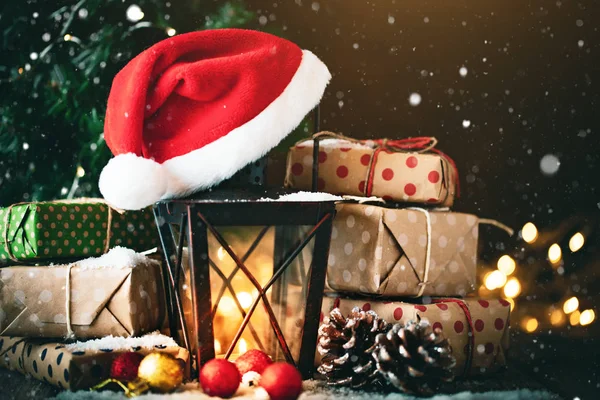 Feliz Natal e feliz Ano Novo. Brinquedos de Natal e presentes em uma mesa de madeira. Foco seletivo . — Fotografia de Stock