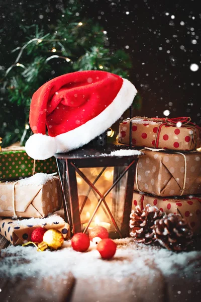 Boldog karácsonyt és boldog új évet! Karácsonyi játékok és ajándékok egy fa asztalon. Szelektív fókusz. — Stock Fotó
