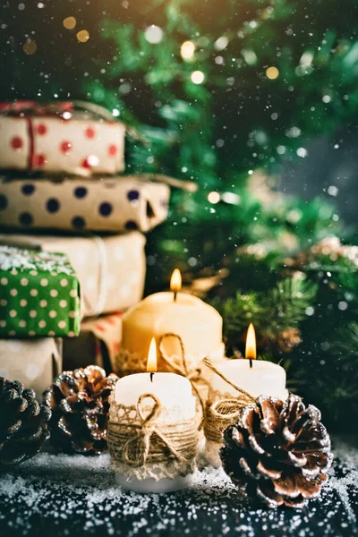 Mutlu Noeller ve mutlu yeni yıl. Ahşap bir masa mum ve Noel oyuncaklar. Bokeh. Seçici odak.
