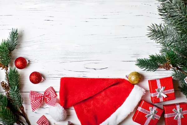 God jul och gott nytt år. Cookies, gåvor och fir-trädgrenar på en vit träbord. Selektivt fokus. Jul bakgrund. Horisontella. Bakgrund med kopia utrymme. — Stockfoto