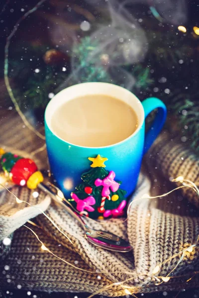 En kopp varm kakao i en julmugg på bakgrunden av julkransar. God jul och gott nytt år. Selektiv inriktning. — Stockfoto