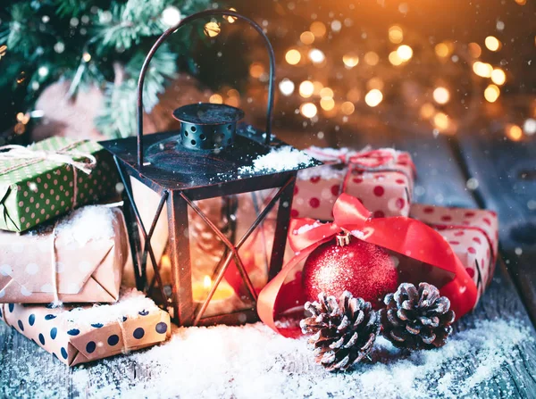 God jul och gott nytt år. Julleksaker och presenter på ett träbord. Selektiv inriktning. — Stockfoto
