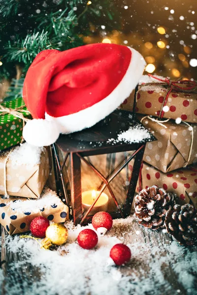 Feliz Natal e feliz Ano Novo. Brinquedos de Natal e presentes em uma mesa de madeira. Foco seletivo . — Fotografia de Stock