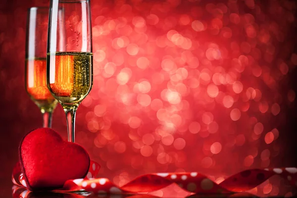 Bicchieri di champagne su un bellissimo sfondo bokeh. San Valentino. Sfondo con spazio di copia. Concentrazione selettiva. Orizzonte . — Foto Stock